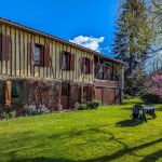 G&icirc;te_Au_Village_Izaut_de_l'H&ocirc;tel_Fa&ccedil;ade