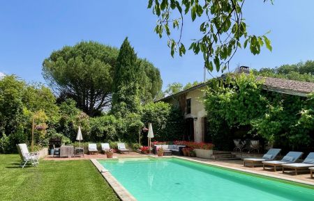 G&icirc;te de groupe n&deg;31G401480 L'Isle-en-Dodon - Haute-Garonne - L'espace piscine et terrasse sans aucun vis-&agrave;-vis &agrave; c&ocirc;t&eacute; de la grande terrasse couverte