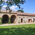 Vue d'ensemble de la b&acirc;tisse, &eacute;crin de verdure - G&icirc;te En Pascot - Lagarde - Canal du Midi - Lauragais