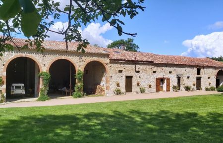 Vue d'ensemble de la bâtisse, écrin de verdure - Gîte En Pascot - Lagarde - Canal du Midi - Lauragais Gîte n°31G101768 Lagarde - Haute-Garonne - Vue d'ensemble de la bâtisse, écrin de verdure - Gîte En Pascot - Lagarde - Canal du Midi - Lauragais