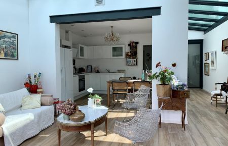 City.Break.Maison.D'Hortense.
Salon : Les rayons du soleil dans la Maison d'Hortense ?
Les jours sont beaux à Toulouse, et nous accueillons ce soleil avec plaisir à travers les baies vitrées et la verrière !
A nos amis passants dans La Maison d'Hortense,
« Quand vous rentrez dans notre maison, nous voulons que vous vous sentiez aimés, que vous soyez détendus, que vous soyez inspirés, que vous soyez heureux "
City Break n°31G101547 Toulouse - Haute-Garonne - City.Break.Maison.D'Hortense.
Salon : Les rayons du soleil dans la Maison d'Hortense ?
Les jours sont beaux à Toulouse, et nous accueillons ce soleil avec plaisir à travers les baies vitrées et la verrière !
A nos amis passants dans La Maison d'Hortense,
« Quand vous rentrez dans notre maison, nous voulons que vous vous sentiez aimés, que vous soyez détendus, que vous soyez inspirés, que vous soyez heureux "