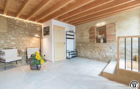 G&icirc;te n&deg;31G101823 Caraman - Haute-Garonne - Accueil et coin lecture touristique