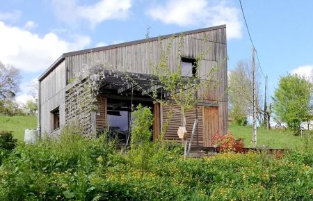 G&icirc;te n&deg;31G101605 Montastruc-de-Salies - Haute-Garonne - La glycine sur la terrasse pergola a bien pouss&eacute;. De l'ombre bienvenue pour l'&eacute;t&eacute; !